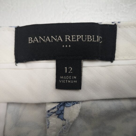 Banana Republic Ladies Size 12 Ivory w/Blue Flower Pattern Bermuda Length Shorts - Picture 3 of 11